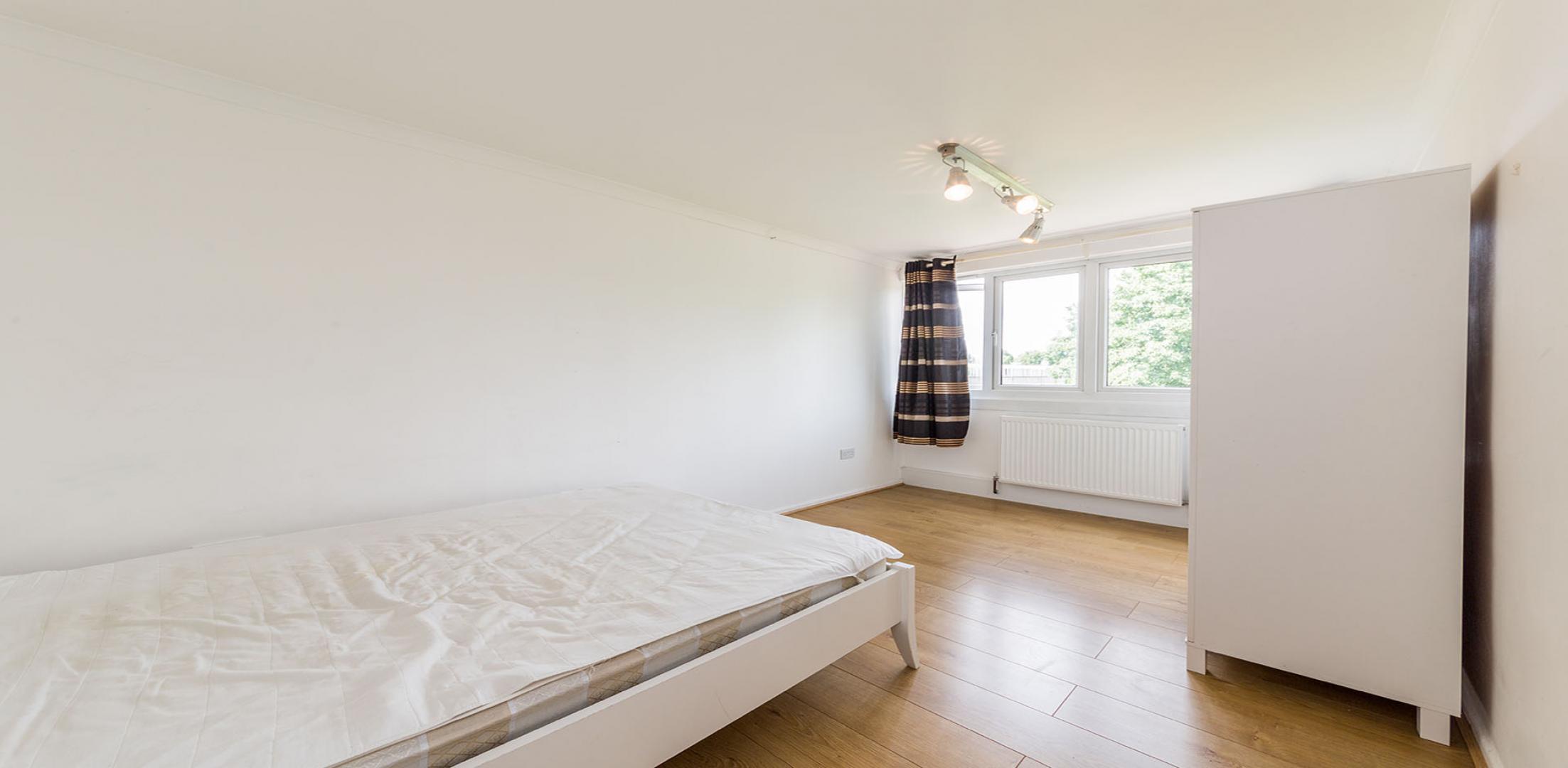 			PRIVATE ROOF TERRACE, 4 Bedroom, 1 bath, 1 reception Flat			 Shalfleet Drive, LADBROKE GROVE